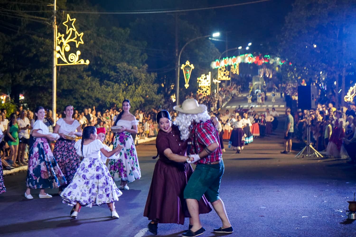 "La unidad es el camino", dijo Passalacqua al recorrer obras en Alem y encabezar la apertura de la Fiesta de la Navidad 17 "La unidad es el camino", dijo Passalacqua al recorrer obras en Alem y encabezar la apertura de la Fiesta de la Navidad imagen-16
