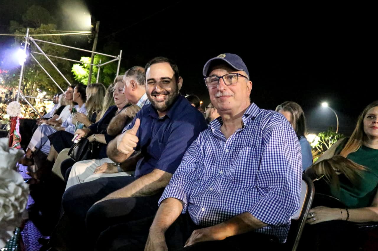"La unidad es el camino", dijo Passalacqua al recorrer obras en Alem y encabezar la apertura de la Fiesta de la Navidad 11 "La unidad es el camino", dijo Passalacqua al recorrer obras en Alem y encabezar la apertura de la Fiesta de la Navidad imagen-10