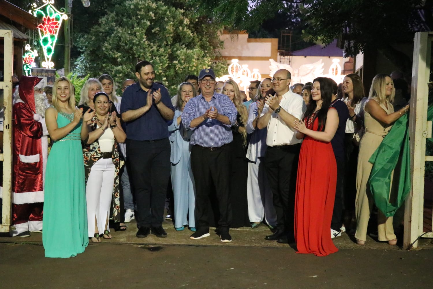 "La unidad es el camino", dijo Passalacqua al recorrer obras en Alem y encabezar la apertura de la Fiesta de la Navidad 19 "La unidad es el camino", dijo Passalacqua al recorrer obras en Alem y encabezar la apertura de la Fiesta de la Navidad imagen-18