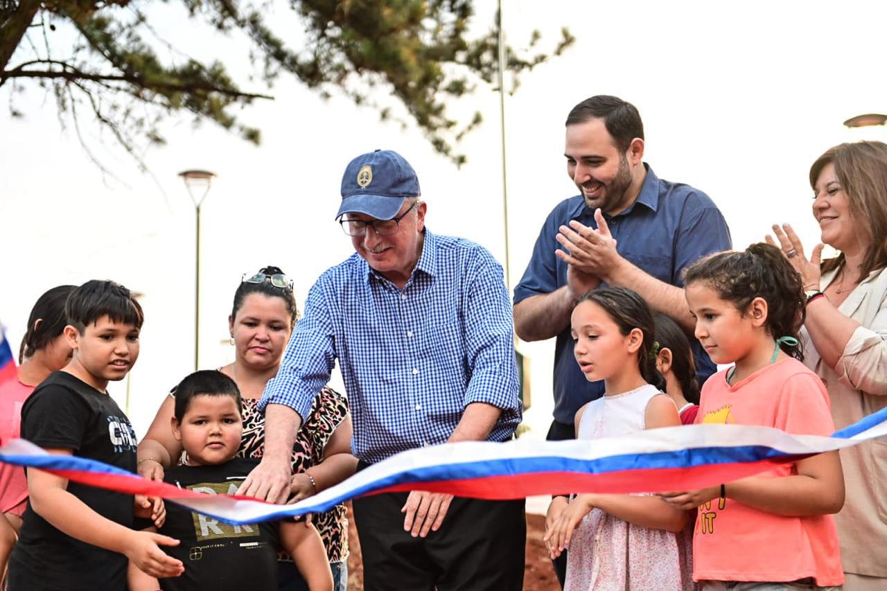 "La unidad es el camino", dijo Passalacqua al recorrer obras en Alem y encabezar la apertura de la Fiesta de la Navidad 25 "La unidad es el camino", dijo Passalacqua al recorrer obras en Alem y encabezar la apertura de la Fiesta de la Navidad imagen-24