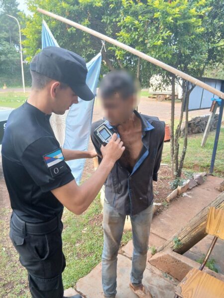 Alcoholímetro al límite: terminó detenido tras dar 3,81 g/l, armar disturbios y atacar a los policías Alcoholímetro al límite: terminó detenido tras dar 3,81 g/l, armar disturbios y atacar a los policías imagen-2