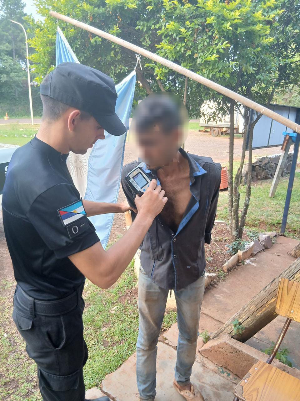 Alcoholímetro al límite: terminó detenido tras dar 3,81 g/l, armar disturbios y atacar a los policías imagen-10