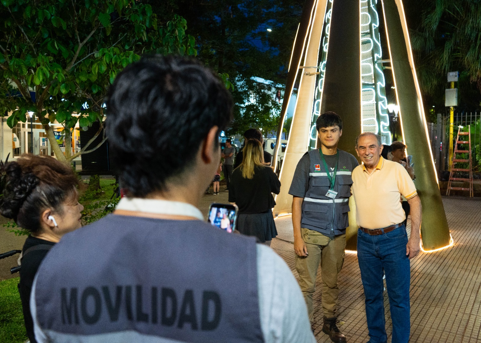 Stelatto acompañó el encendido del Árbol de Navidad en la Plaza 9 de Julio 3 Stelatto acompañó el encendido del Árbol de Navidad en la Plaza 9 de Julio imagen-2