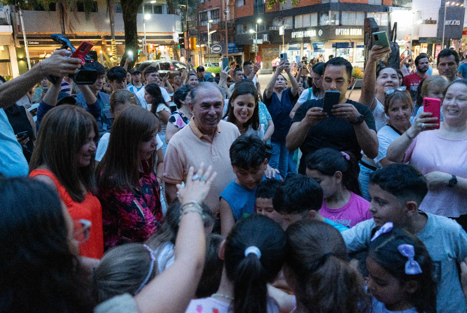 Stelatto acompañó el encendido del Árbol de Navidad en la Plaza 9 de Julio 5 Stelatto acompañó el encendido del Árbol de Navidad en la Plaza 9 de Julio imagen-4