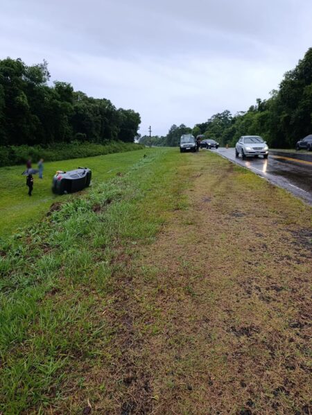 Despiste vehicular en la Ruta 12 cerca de San Ignacio, el auto terminó en la banquina Despiste vehicular en la Ruta 12 cerca de San Ignacio, el auto terminó en la banquina imagen-2