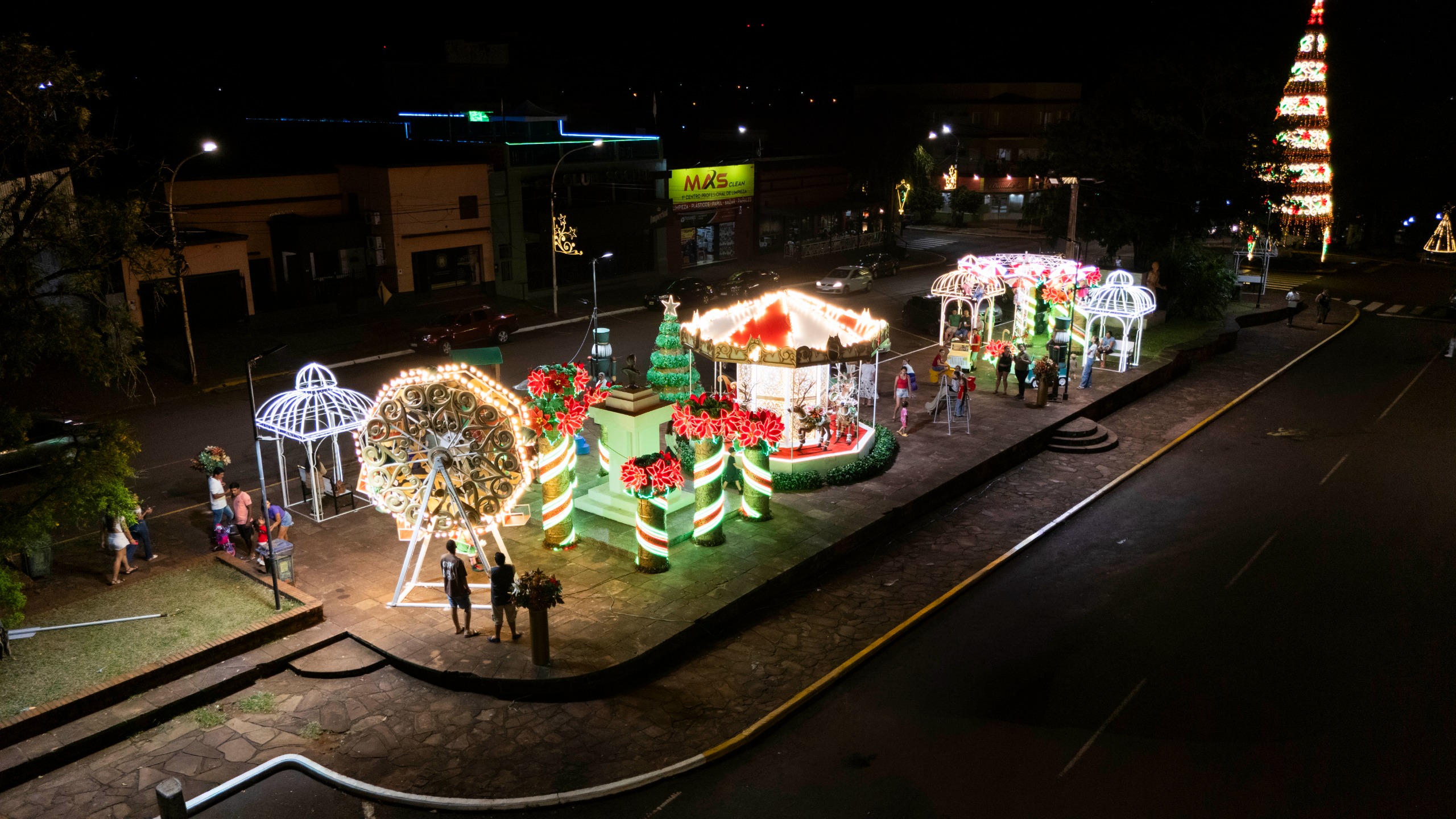Alem a lo grande: Más de 40 mil personas celebraron el inicio de la Fiesta Nacional de la Navidad 13 Alem a lo grande: Más de 40 mil personas celebraron el inicio de la Fiesta Nacional de la Navidad imagen-12