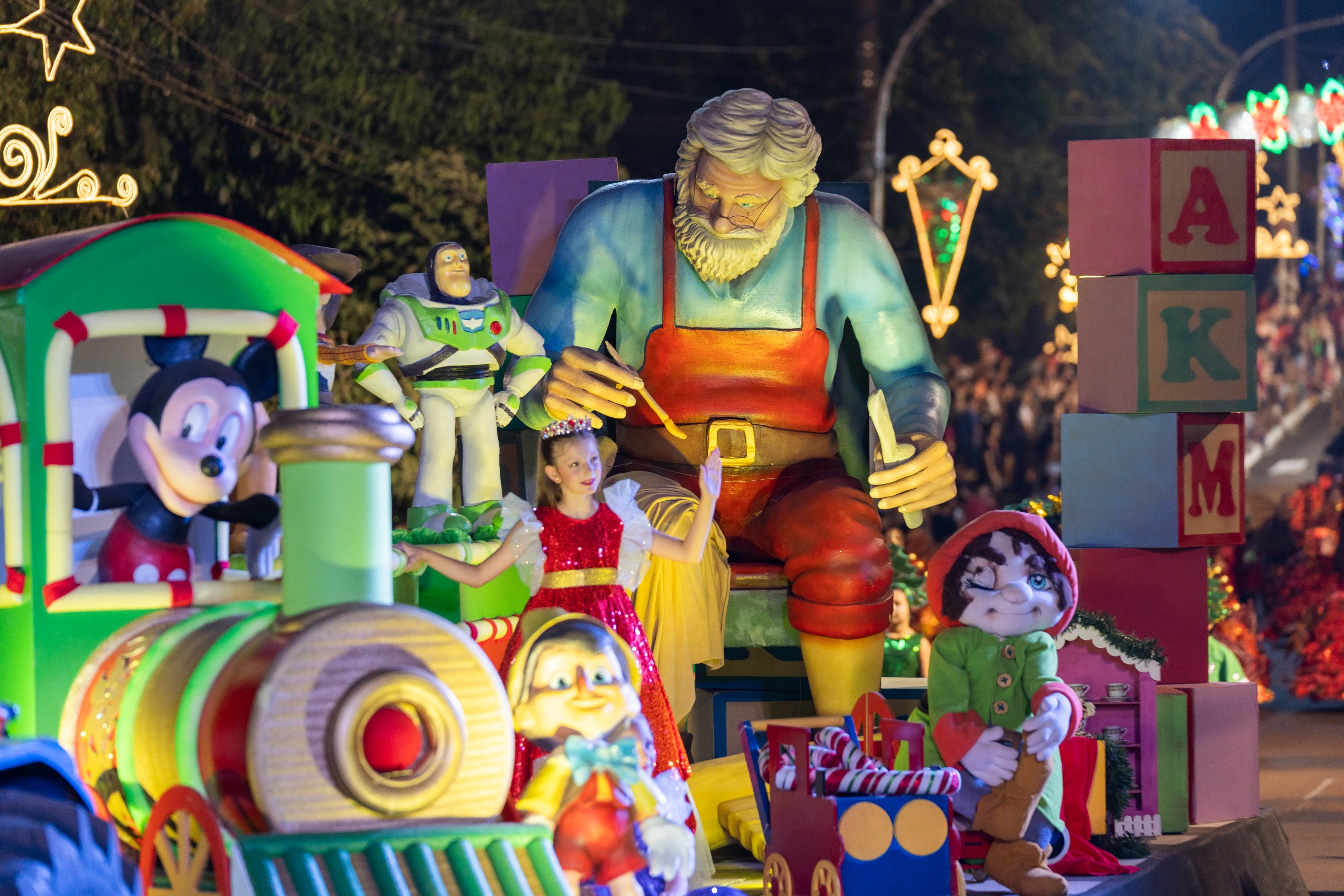 Alem a lo grande: Más de 40 mil personas celebraron el inicio de la Fiesta Nacional de la Navidad 29 Alem a lo grande: Más de 40 mil personas celebraron el inicio de la Fiesta Nacional de la Navidad imagen-28