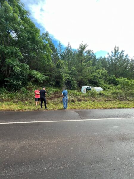 Conductor resultó ileso tras despistar y volcar en la Ruta Provincial 103 Conductor resultó ileso tras despistar y volcar en la Ruta Provincial 103 imagen-4