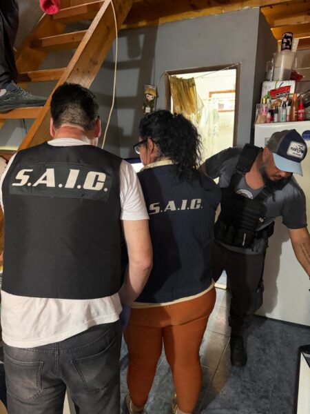 Allanan las casas de los policías detenidos y secuestran armas, municiones, chalecos y teléfonos celulares clave para la causa imagen-2