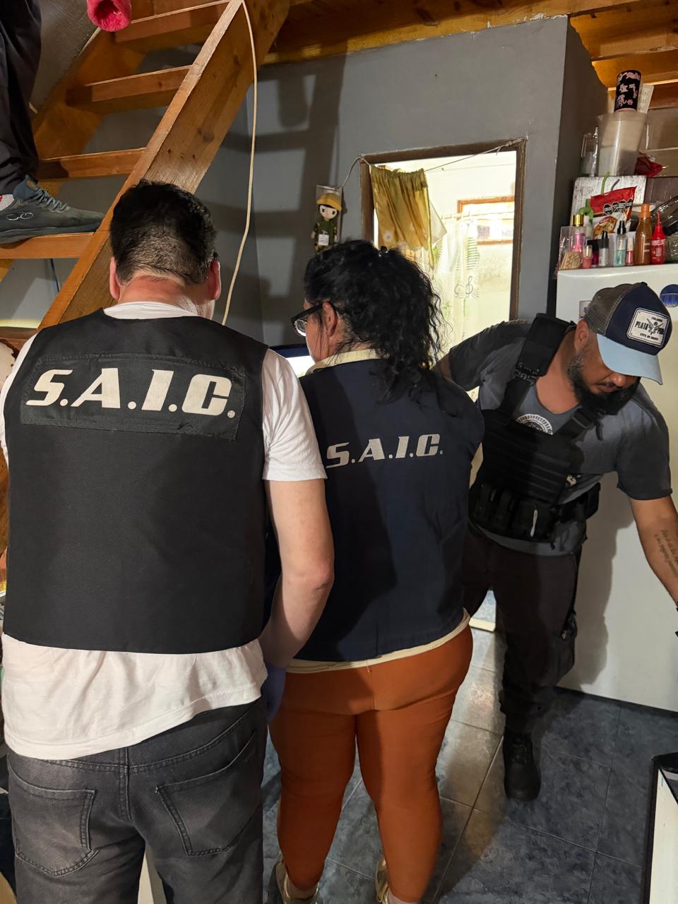 Allanan las casas de los policías detenidos y secuestran armas, municiones, chalecos y teléfonos celulares clave para la causa imagen-9