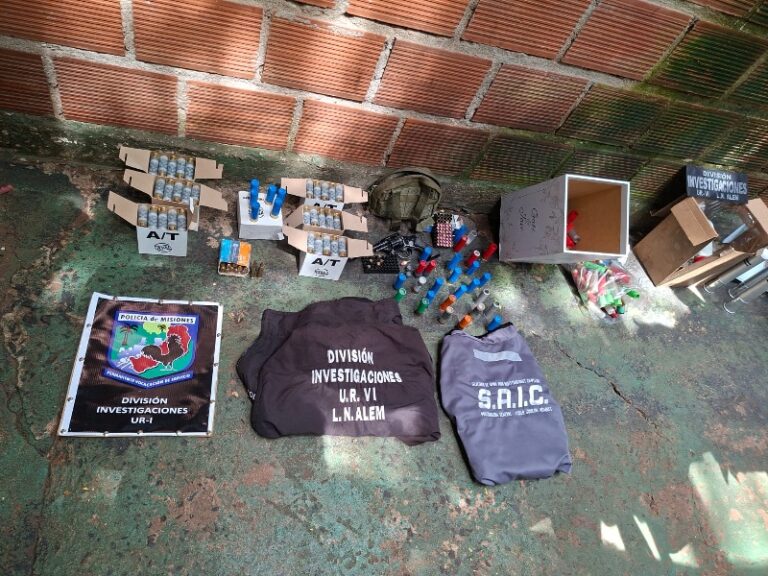 Allanan las casas de los policías detenidos y secuestran armas, municiones, chalecos y teléfonos celulares clave para la causa Allanan las casas de los policías detenidos y secuestran armas, municiones, chalecos y teléfonos celulares clave para la causa imagen-12