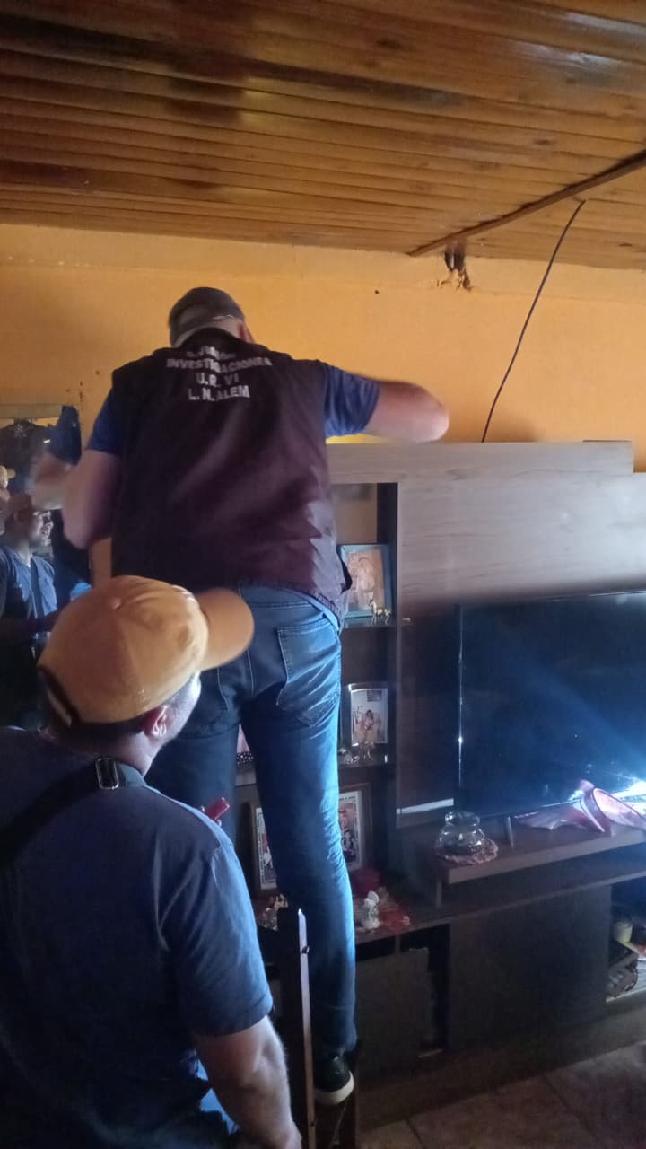 Allanan las casas de los policías detenidos y secuestran armas, municiones, chalecos y teléfonos celulares clave para la causa 3 Allanan las casas de los policías detenidos y secuestran armas, municiones, chalecos y teléfonos celulares clave para la causa imagen-2