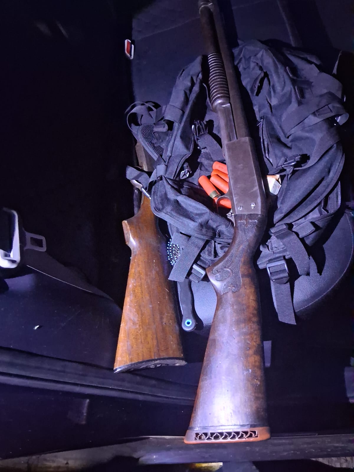 Allanan las casas de los policías detenidos y secuestran armas, municiones, chalecos y teléfonos celulares clave para la causa 7 Allanan las casas de los policías detenidos y secuestran armas, municiones, chalecos y teléfonos celulares clave para la causa imagen-6