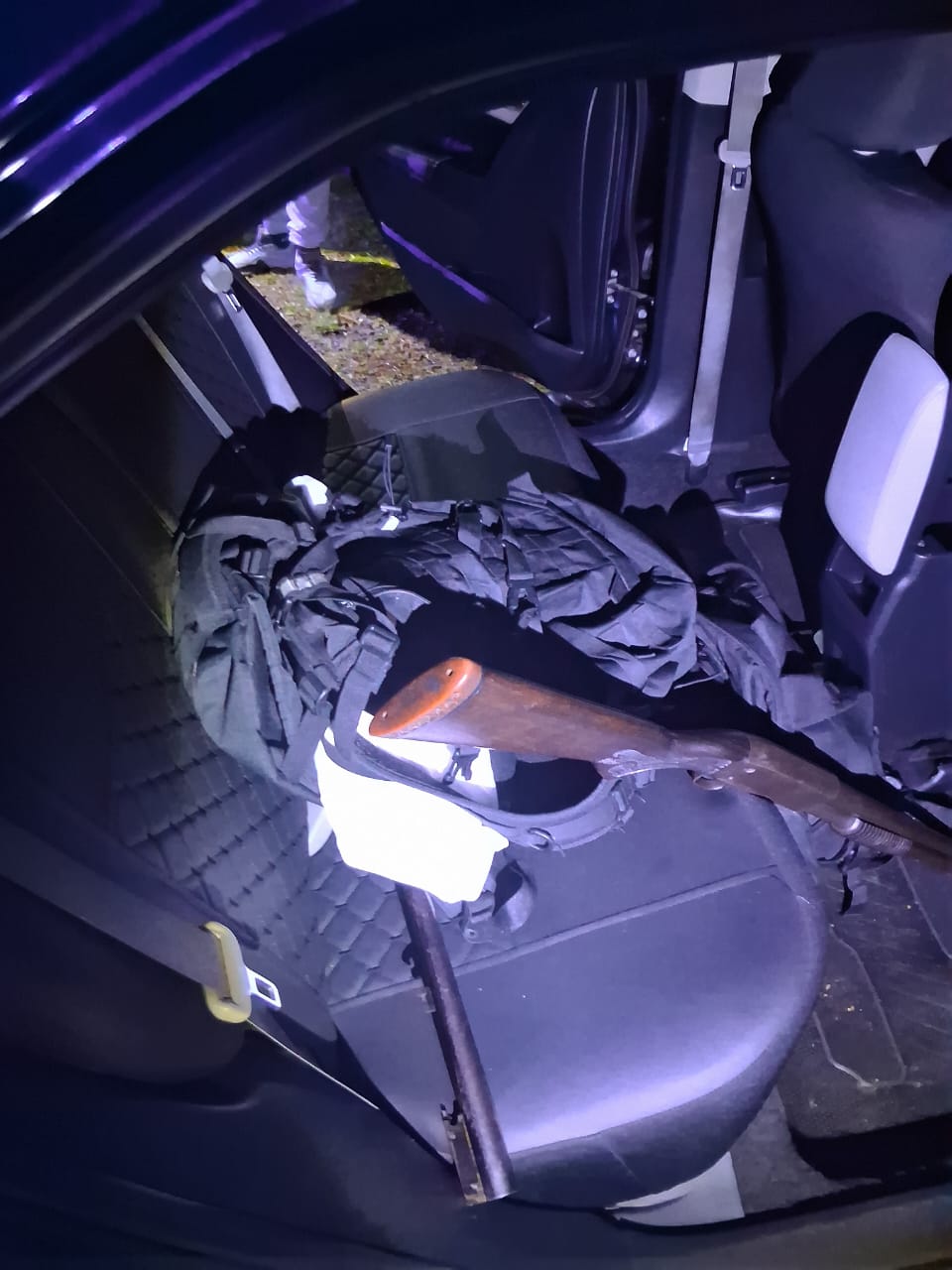 Allanan las casas de los policías detenidos y secuestran armas, municiones, chalecos y teléfonos celulares clave para la causa 9 Allanan las casas de los policías detenidos y secuestran armas, municiones, chalecos y teléfonos celulares clave para la causa imagen-8