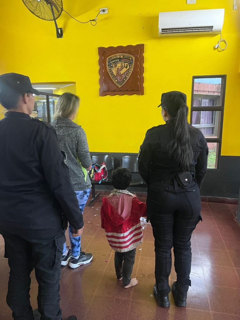 Un niño de 3 años quedó solo toda la noche y fue protegido por vecinos y la Policía Un niño de 3 años quedó solo toda la noche y fue protegido por vecinos y la Policía imagen-42