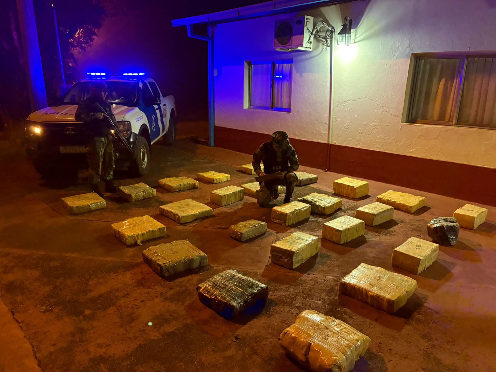 Secuestran más de 450 kilos de droga en un operativo nocturno en Montecarlo Secuestran más de 450 kilos de droga en un operativo nocturno en Montecarlo imagen-7