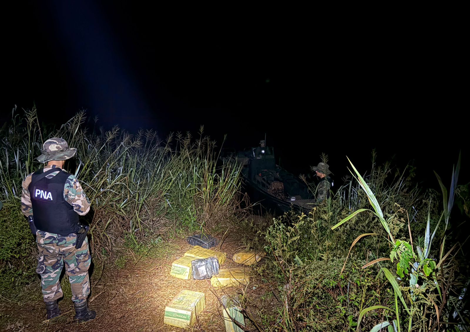Secuestran más de 450 kilos de droga en un operativo nocturno en Montecarlo 3 Secuestran más de 450 kilos de droga en un operativo nocturno en Montecarlo imagen-2