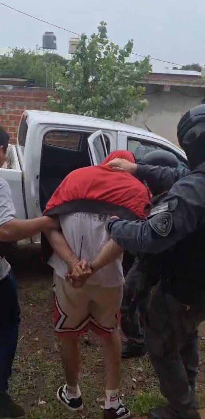 Ordenó el ataque contra su propio hermano y fue detenido junto a dos cómplices que manejaban un kiosco narco donde había simbología de Pablo Escobar 3 Ordenó el ataque contra su propio hermano y fue detenido junto a dos cómplices que manejaban un kiosco narco donde había simbología de Pablo Escobar imagen-2