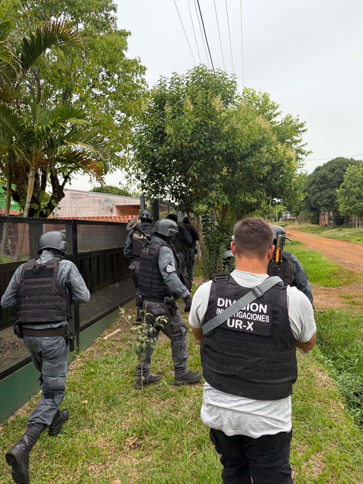 Ordenó el ataque contra su propio hermano y fue detenido junto a dos cómplices que manejaban un kiosco narco donde había simbología de Pablo Escobar 5 Ordenó el ataque contra su propio hermano y fue detenido junto a dos cómplices que manejaban un kiosco narco donde había simbología de Pablo Escobar imagen-4
