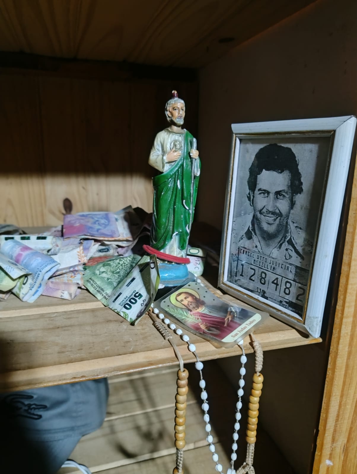 Ordenó el ataque contra su propio hermano y fue detenido junto a dos cómplices que manejaban un kiosco narco donde había simbología de Pablo Escobar 7 Ordenó el ataque contra su propio hermano y fue detenido junto a dos cómplices que manejaban un kiosco narco donde había simbología de Pablo Escobar imagen-6