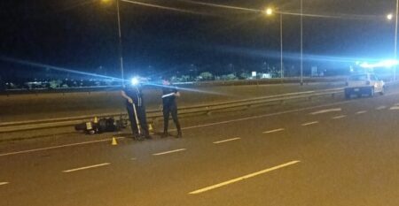 Colisión entre auto y moto en Posadas dejó dos lesionados Colisión entre auto y moto en Posadas dejó dos lesionados imagen-4