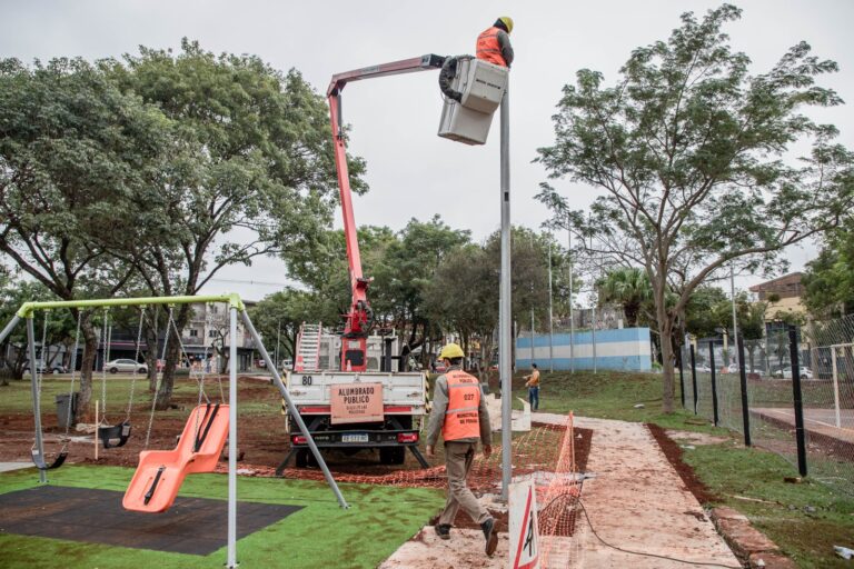 Puesta en valor de la Plaza «Teniente Estévez», con un mural homenaje a los Veteranos de Malvinas Puesta en valor de la Plaza "Teniente Estévez", con un mural homenaje a los Veteranos de Malvinas imagen-1