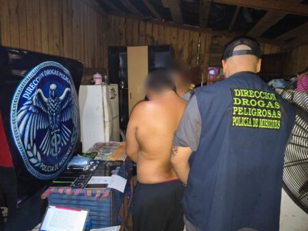 Cuatro narcos detenidos y droga secuestrada tras un allanamiento en el barrio “La Favelita” de Posadas Cuatro narcos detenidos y droga secuestrada tras un allanamiento en el barrio “La Favelita” de Posadas imagen-8