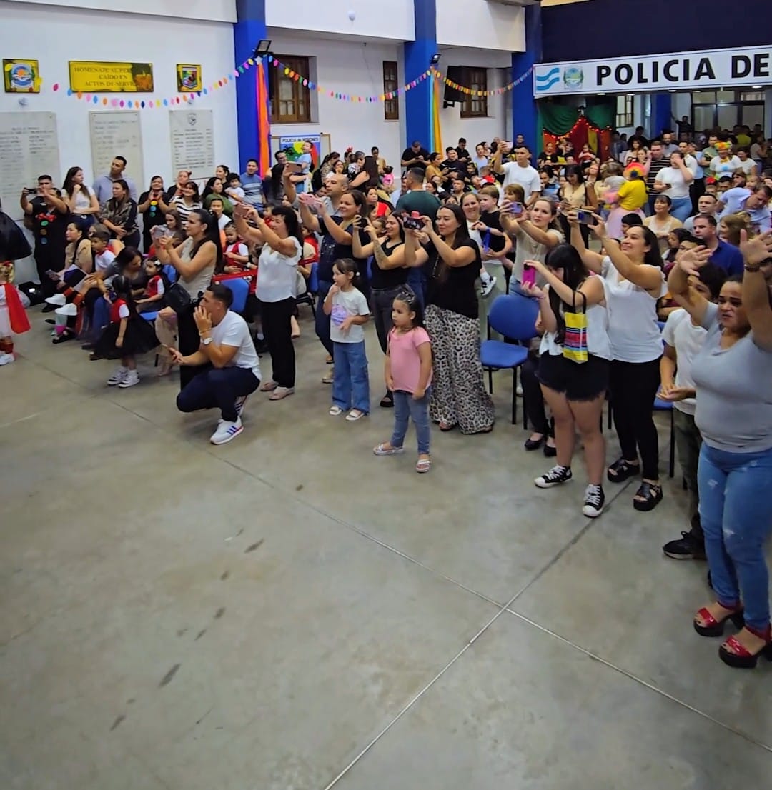 La Policía de Misiones cerró el ciclo lectivo 2025 del Jardín Maternal “Sueñitos” 9 La Policía de Misiones cerró el ciclo lectivo 2025 del Jardín Maternal “Sueñitos” imagen-8