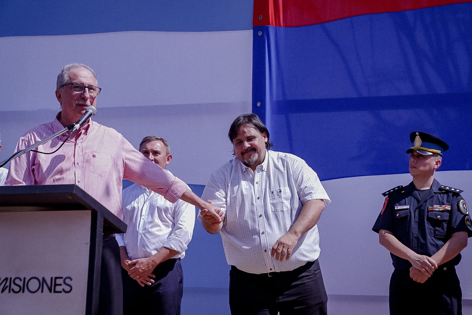 “Hagan oídos sordos a quienes dicen que uno se salva solo, nos salvamos en comunidad y unidos”, sostuvo Passalacqua en el acto por el centenario de Puerto Libertad 21 “Hagan oídos sordos a quienes dicen que uno se salva solo, nos salvamos en comunidad y unidos”, sostuvo Passalacqua en el acto por el centenario de Puerto Libertad imagen-20