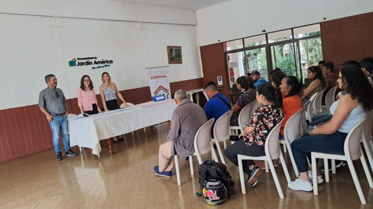 Vecinos del barrio Los Cedros de Jardín América se sumaron al sistema de regularidad dominial Vecinos del barrio Los Cedros de Jardín América se sumaron al sistema de regularidad dominial imagen-4