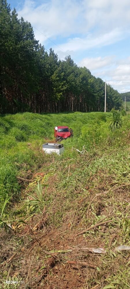 Despiste de automóvil en Puerto Libertad, sobre la ruta 19, tras atravesar un espejo de agua Despiste de automóvil en Puerto Libertad, sobre la ruta 19, tras atravesar un espejo de agua imagen-13