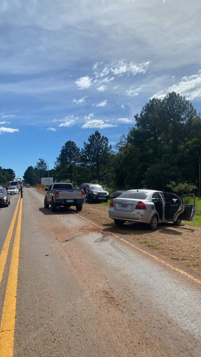Choque entre una camioneta y un auto dejó dos personas lesionadas en la Ruta Nacional 12 Choque entre una camioneta y un auto dejó dos personas lesionadas en la Ruta Nacional 12 imagen-2