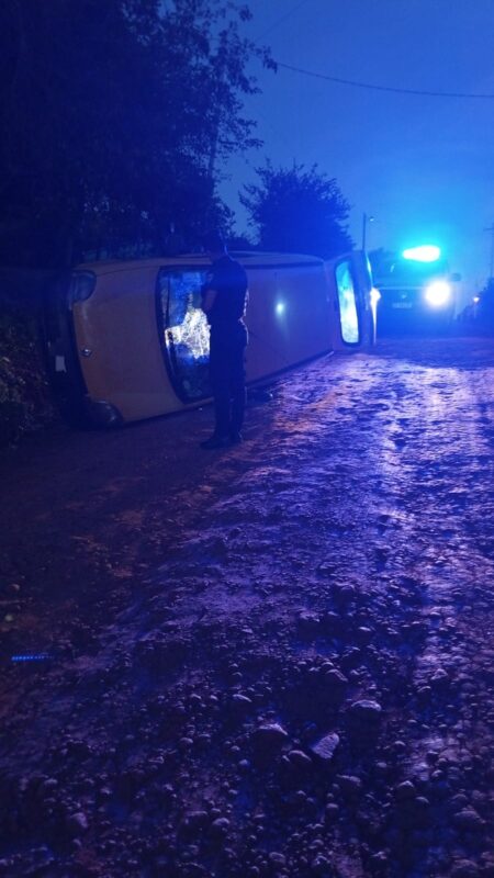 Despiste y vuelco en San Vicente dejó un conductor lesionado imagen-11