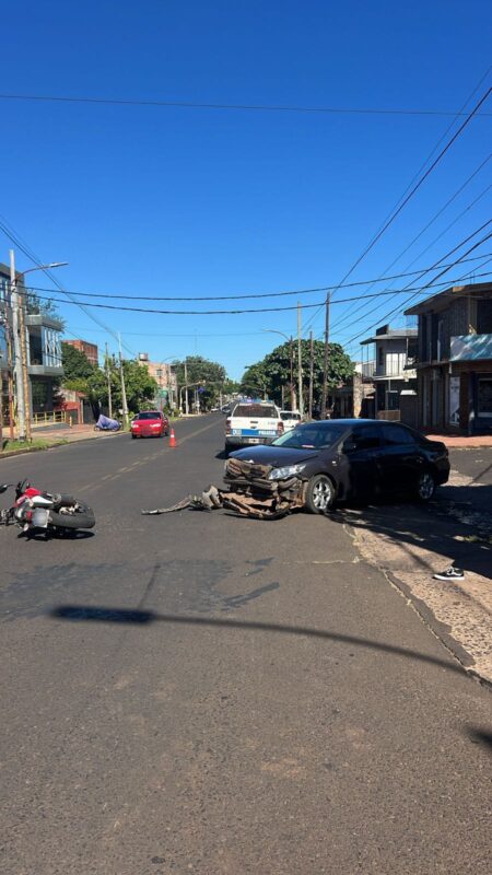 Colisión entre una moto y un automóvil dejó un herido en Posadas imagen-9