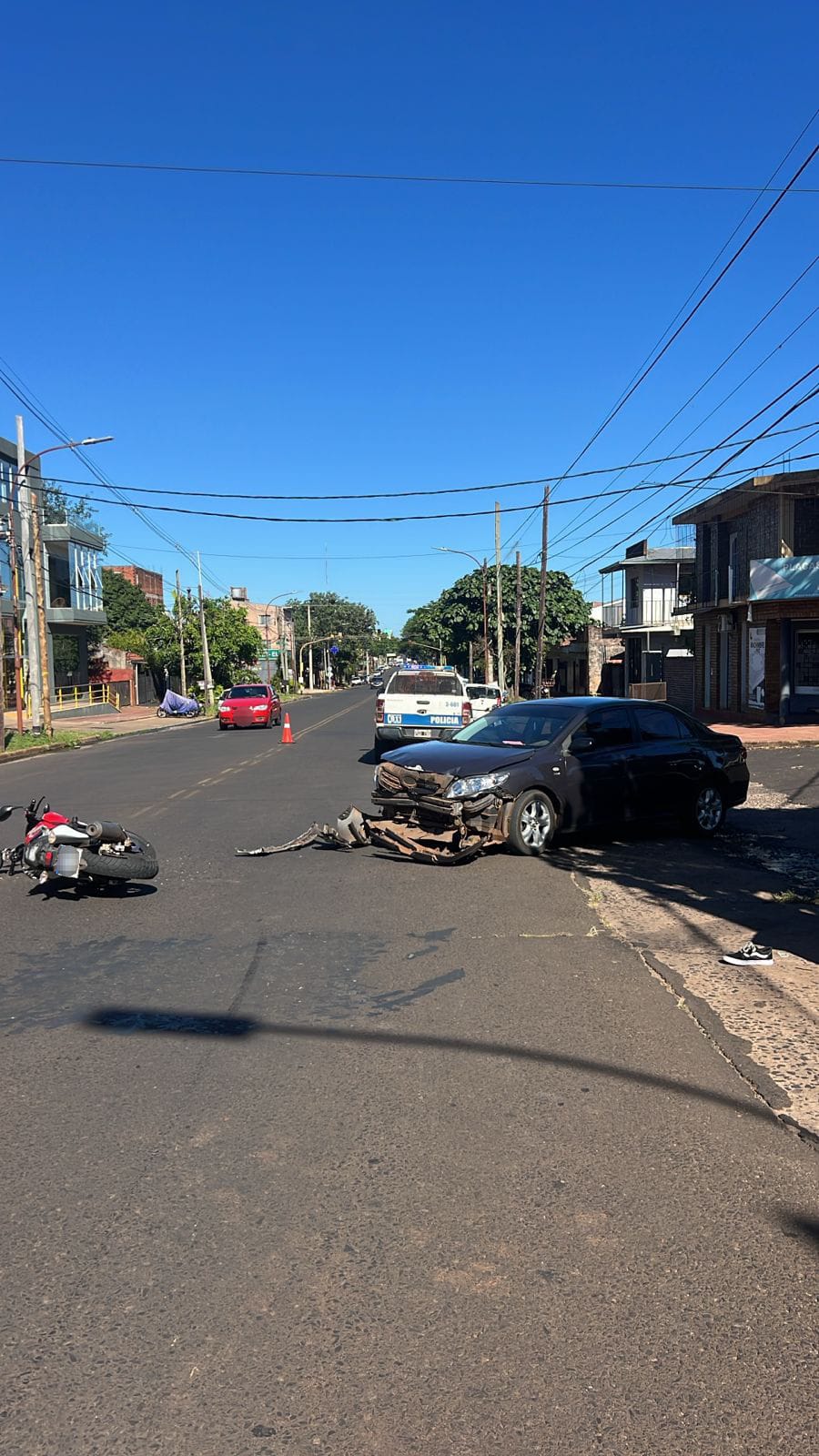 Colisión entre una moto y un automóvil dejó un herido en Posadas imagen-10