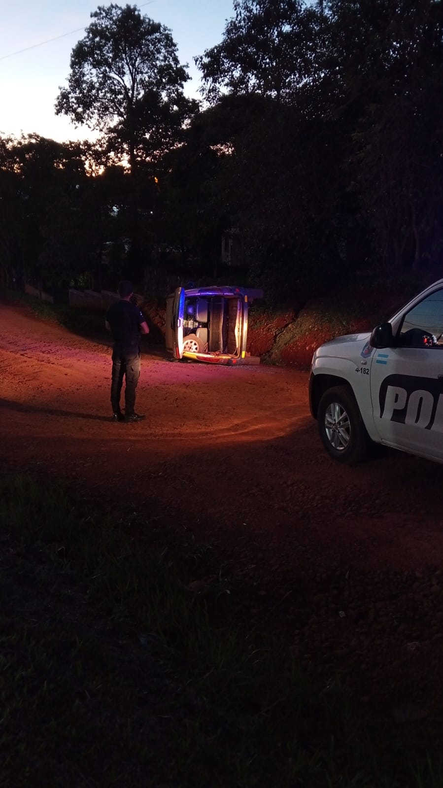 Despiste y vuelco en San Vicente dejó un conductor lesionado imagen-12