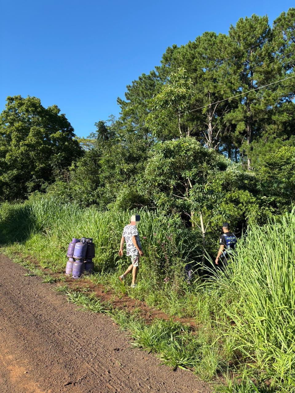 Se reventó un neumático y despistó en la ruta 4 imagen-2