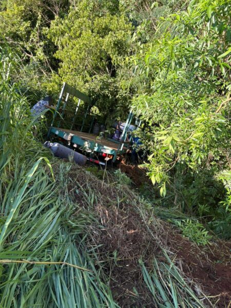 Se reventó un neumático y despistó en la ruta 4 imagen-7