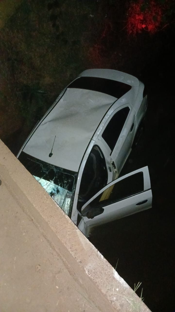 Un vehículo cayó a un arroyo en Jardín América y una mujer resultó lesionada imagen-12