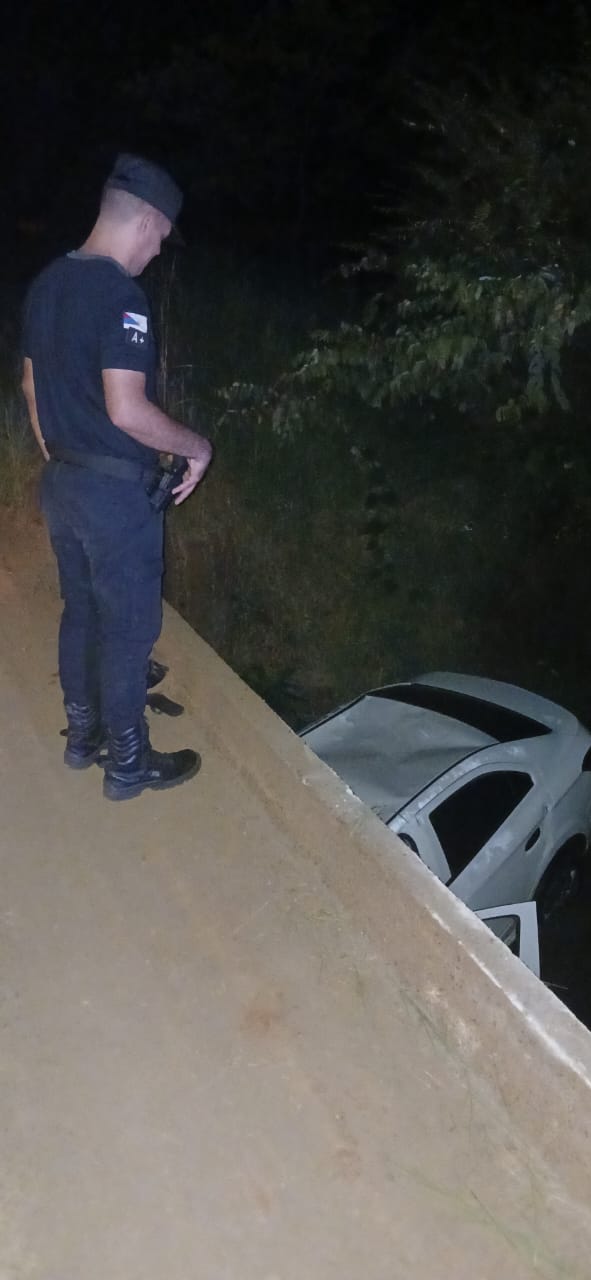 Un vehículo cayó a un arroyo en Jardín América y una mujer resultó lesionada 3 Un vehículo cayó a un arroyo en Jardín América y una mujer resultó lesionada imagen-2