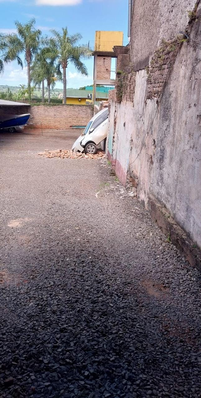 Siniestro vial sin heridos provocó daños materiales en pleno centro de Oberá 3 Siniestro vial sin heridos provocó daños materiales en pleno centro de Oberá imagen-2