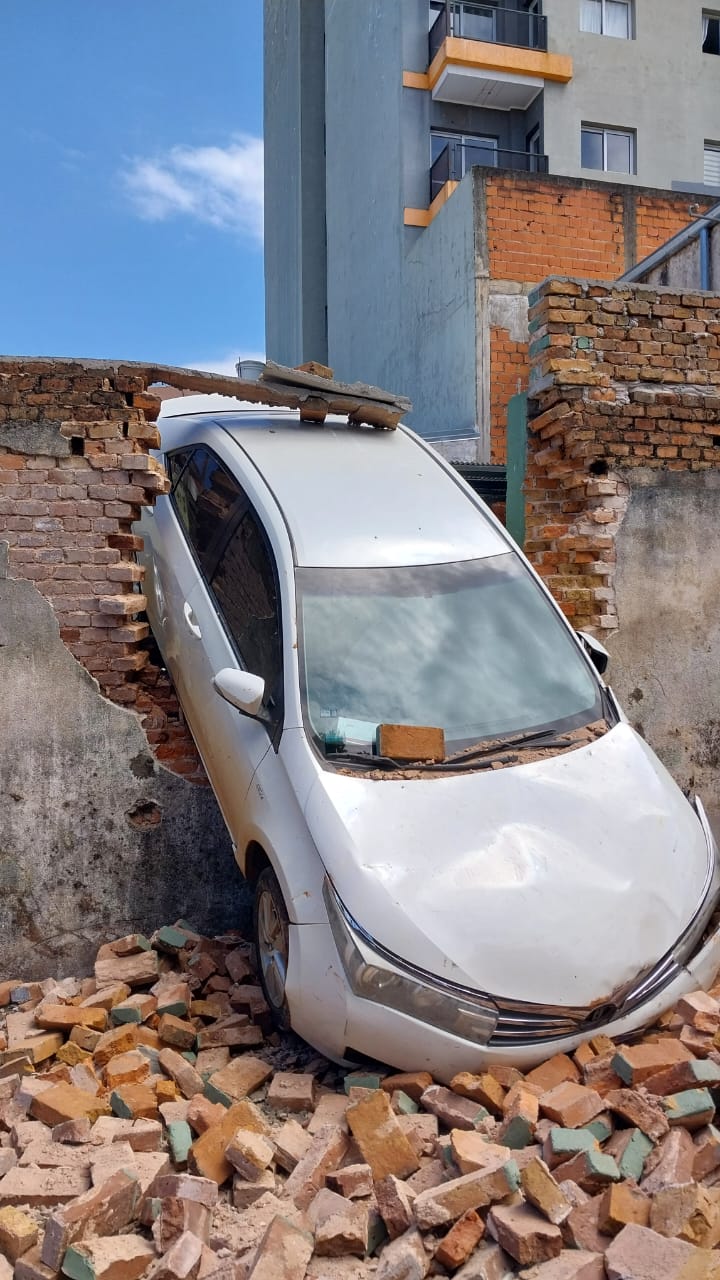 Siniestro vial sin heridos provocó daños materiales en pleno centro de Oberá imagen-6