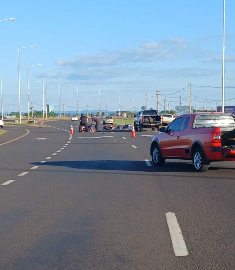 Dos motociclistas trasladados al hospital tras un siniestro vial en el Acceso Sur de Posadas 3 Dos motociclistas trasladados al hospital tras un siniestro vial en el Acceso Sur de Posadas imagen-2
