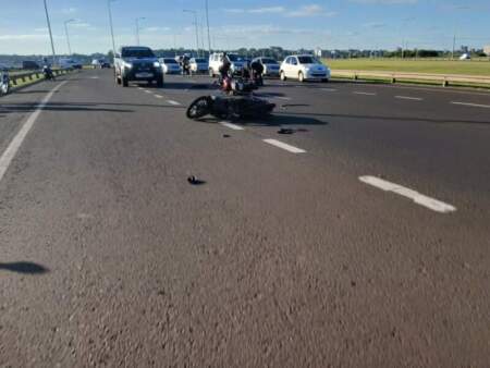 Dos motociclistas trasladados al hospital tras un siniestro vial en el Acceso Sur de Posadas Dos motociclistas trasladados al hospital tras un siniestro vial en el Acceso Sur de Posadas imagen-4