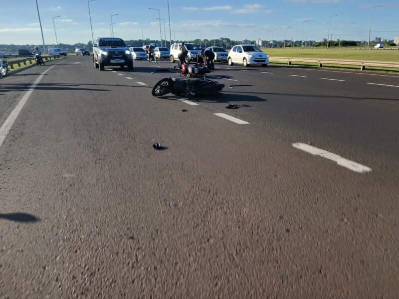 Dos motociclistas trasladados al hospital tras un siniestro vial en el Acceso Sur de Posadas imagen-8
