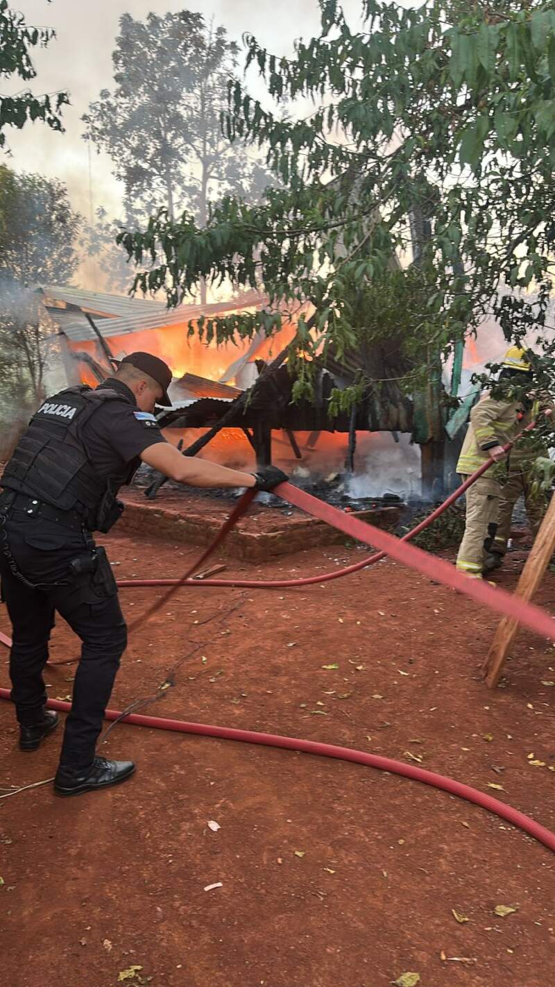 Incendio destruyó una vivienda en El Soberbio y se investiga la posible muerte de un niño 3 Incendio destruyó una vivienda en El Soberbio y se investiga la posible muerte de un niño imagen-2