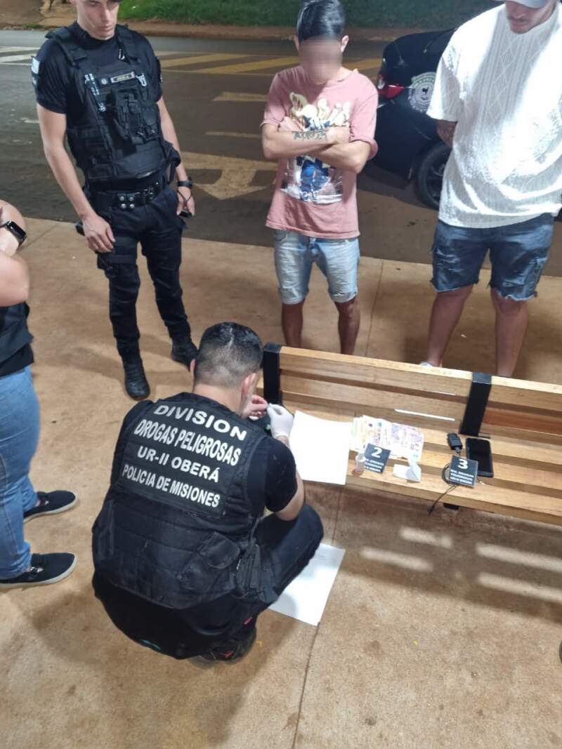 Control policial frustró una maniobra narco en Oberá: cocaína secuestrada y un dealer detenido imagen-4