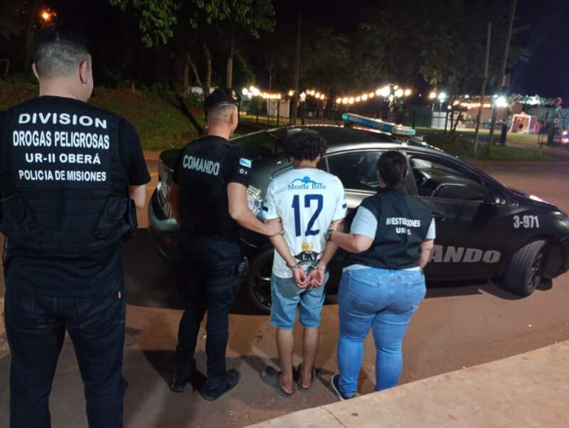 Control policial frustró una maniobra narco en Oberá: cocaína secuestrada y un dealer detenido Control policial frustró una maniobra narco en Oberá: cocaína secuestrada y un dealer detenido imagen-2