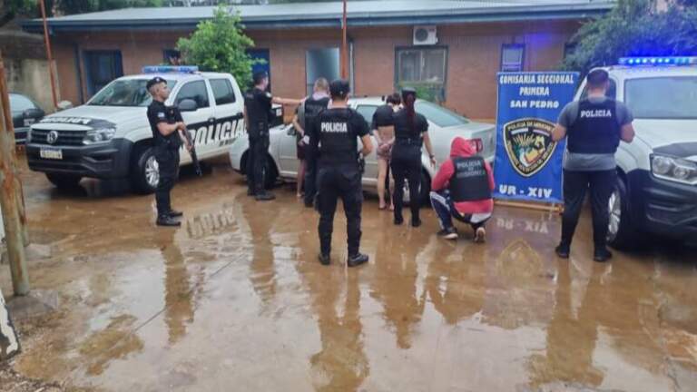 En un operativo cerrojo recuperaron un auto robado y capturaron a dos delincuentes tras una persecución en San Pedro En un operativo cerrojo recuperaron un auto robado y capturaron a dos delincuentes tras una persecución en San Pedro imagen-13