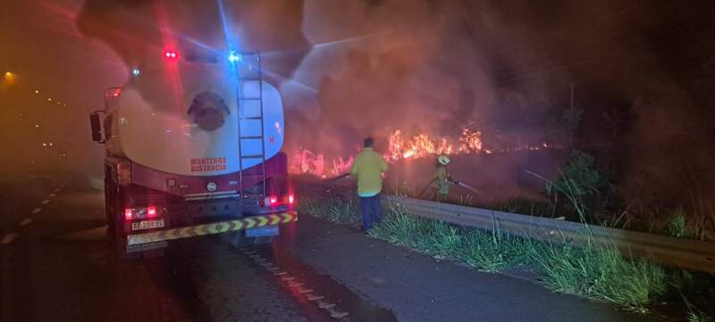 Guaraní: Controlaron un incendio de malezas en inmediaciones de la Ruta Nacional 14 imagen-2